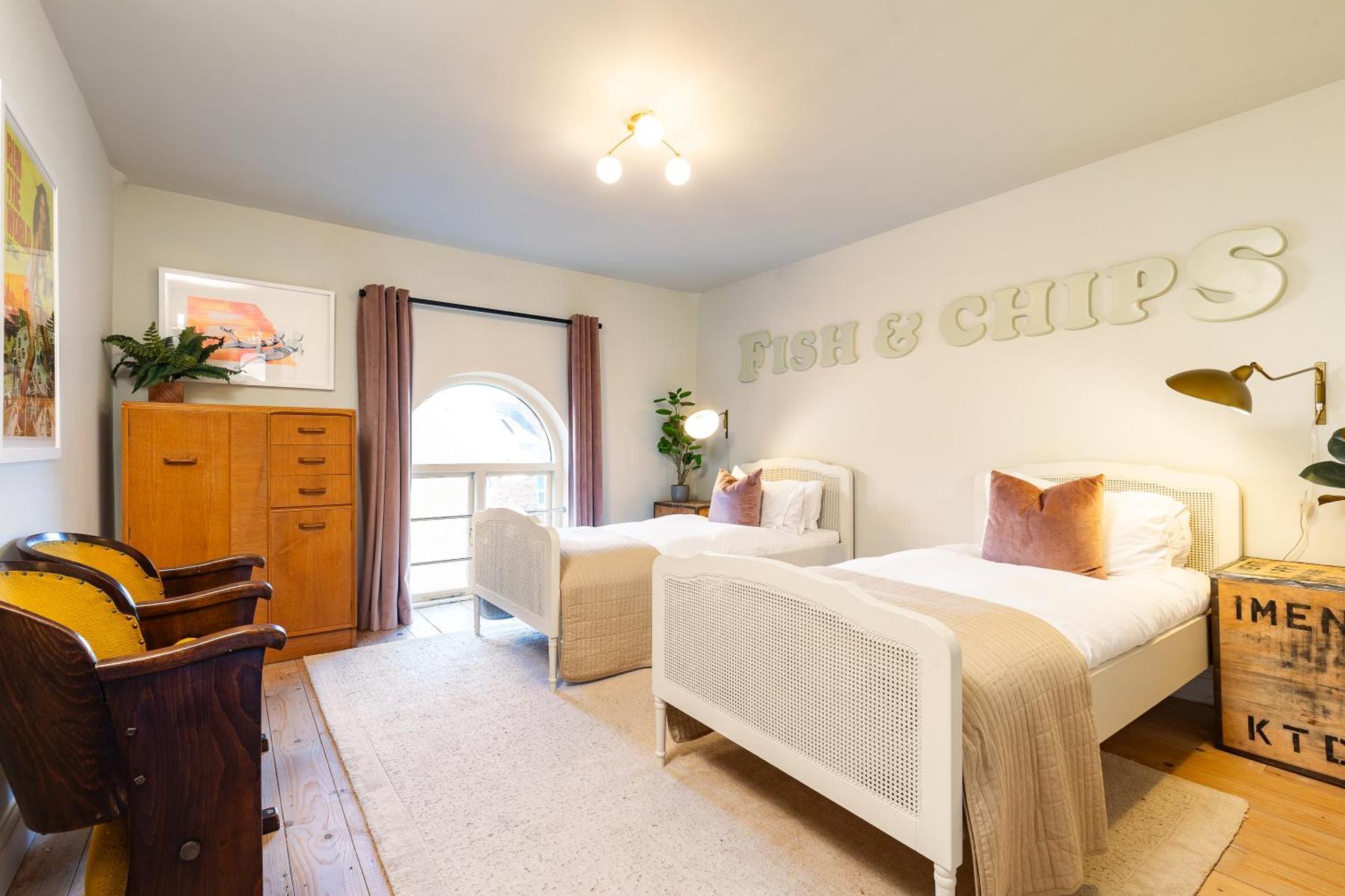 Stylish Seaside Home With King Beds And Parking สการ์โบโรห์ ภายนอก รูปภาพ