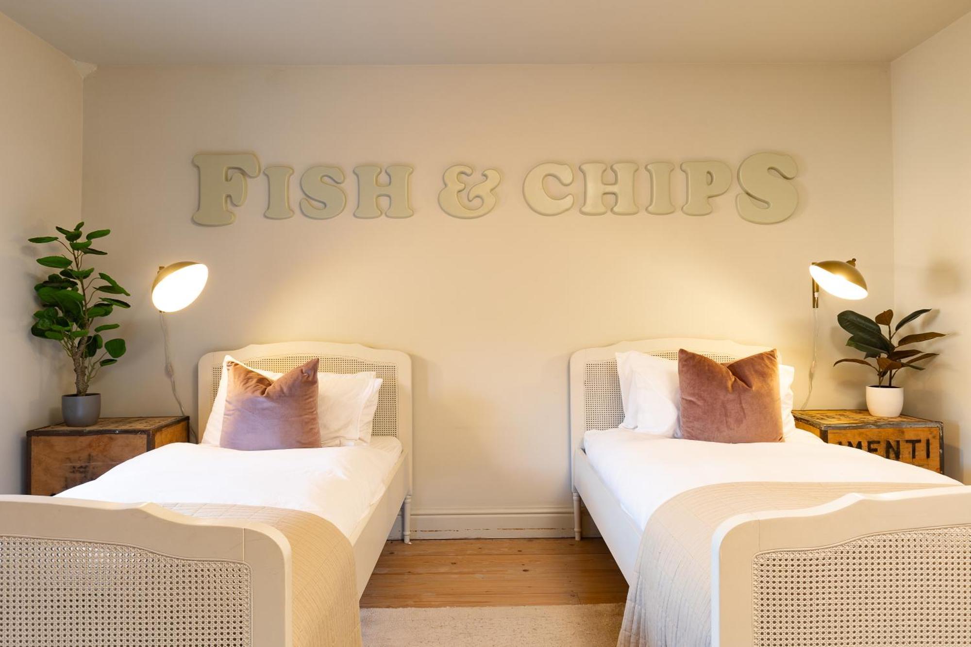 Stylish Seaside Home With King Beds And Parking สการ์โบโรห์ ภายนอก รูปภาพ
